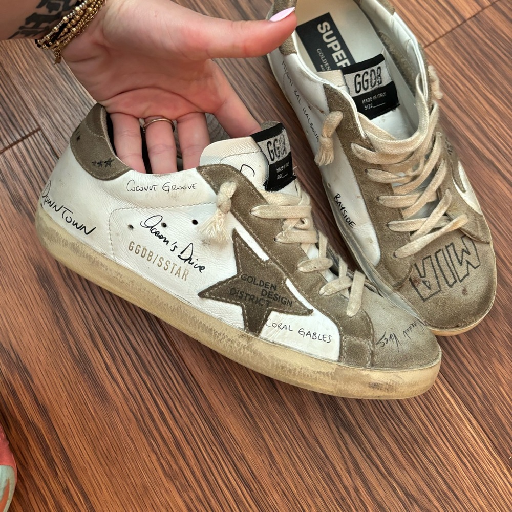 Women’s superstar golden goose - size 37 
Miami edition (rare)
Great condition